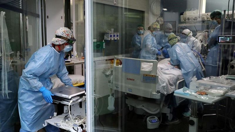 Una quarantena de professionals sanitaris de Barcelona demanen prudència davant una possible tercera onada