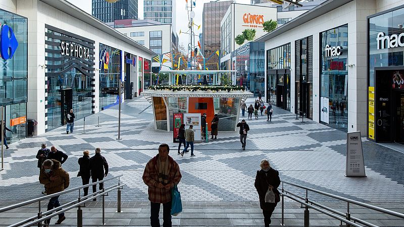 Cataluña restringe la movilidad a la comarca salvo para visitas familiares y limita horarios y aforos en hostelería