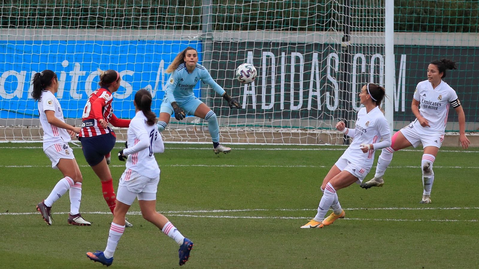 La holandesa Van Dongen marca el gol de la victoria del Atlético sobre el Madrid.