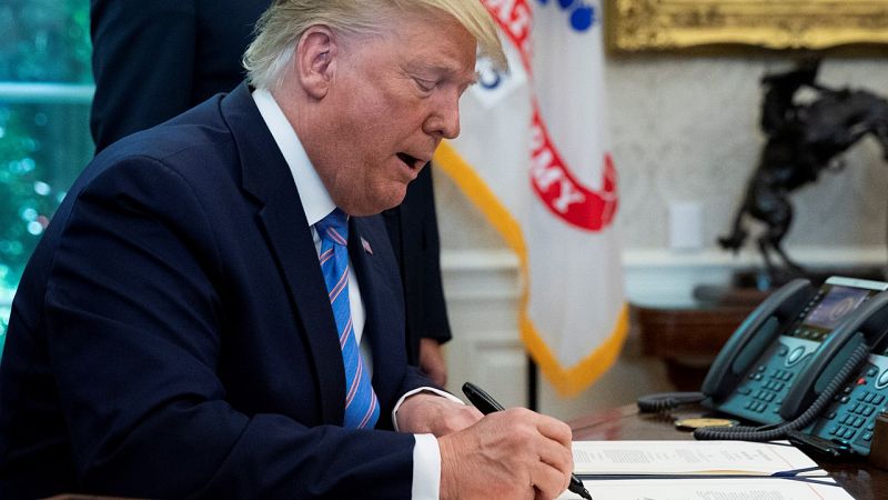 Trump aprueba fondos por 2 días para evitar el cierre del Gobierno en Estados Unidos