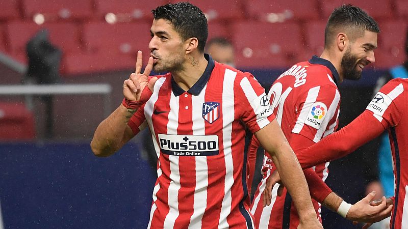 Suárez y Diego Costa mantienen al Atlético en lo más alto
