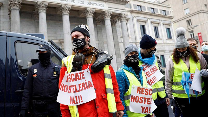 Los hosteleros protestan ante el Congreso para exigir un plan de rescate urgente