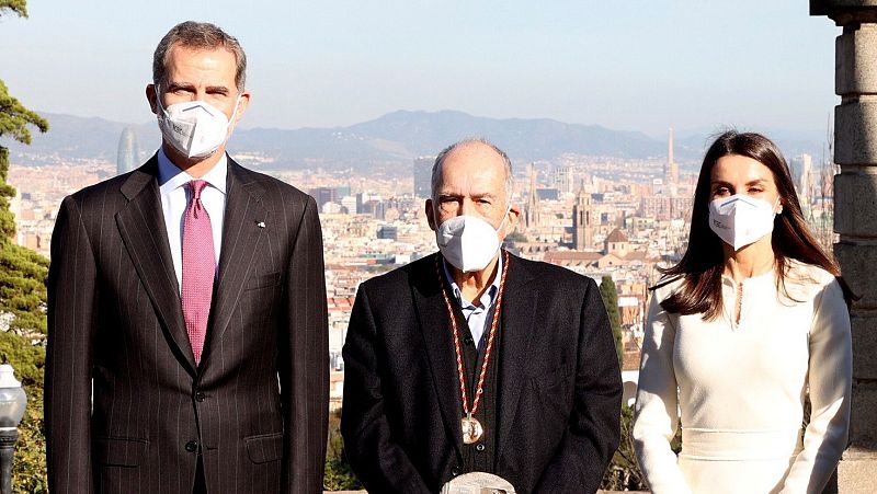 Los reyes entregan a Margarit el Cervantes en Barcelona en un acto íntimo