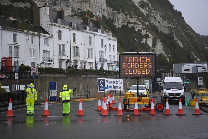 Francia reabre las fronteras con el Reino Unido pero exige test anti-covid