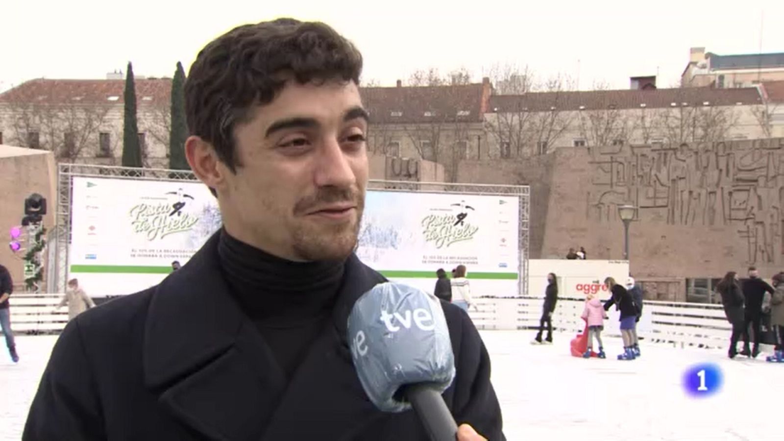 Javier Fernández inaugura pista de hielo navideña en la Plaza de Colón | Ver