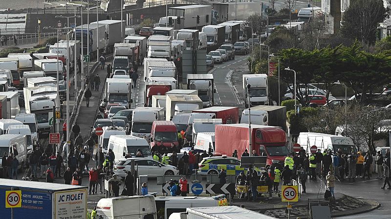 El Gobierno flexibiliza los descansos para agilizar el regreso de camioneros atrapados en el Reino Unido