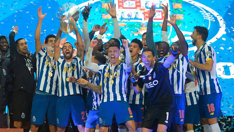 El Oporto se lleva ante el Benfica el primer título de la temporada