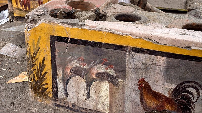 Descubren en Pompeya un termopolio, donde se servía comida y bebida, decorado y con aún restos de alimentos