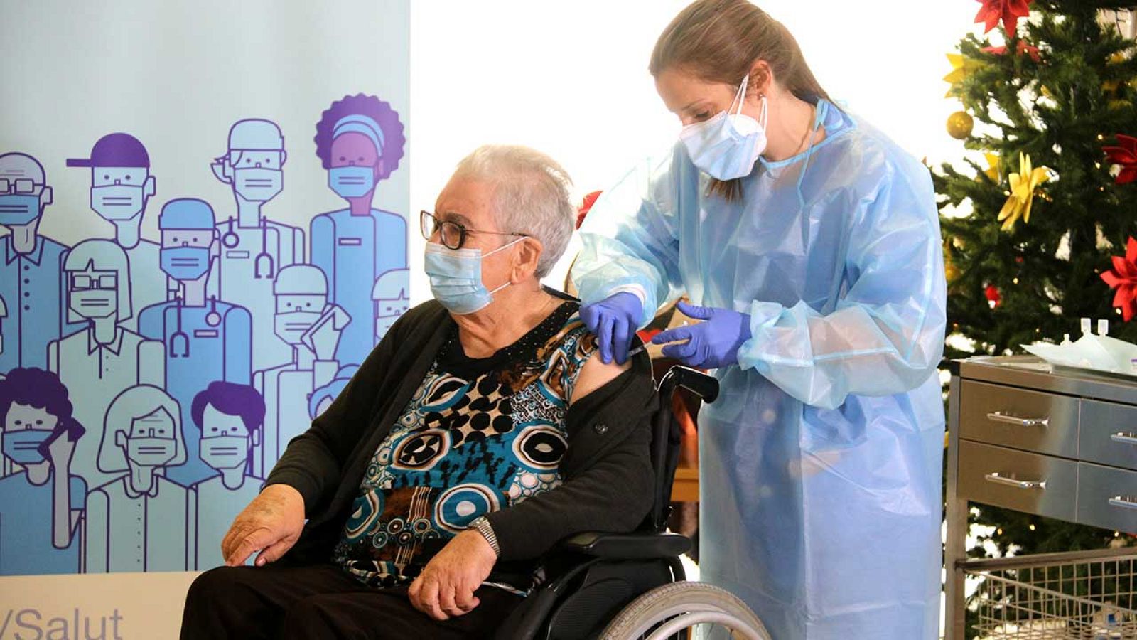 Josefa Pérez, de 89 anys, primera persona vacunada contra la covid-19 a Catalunya