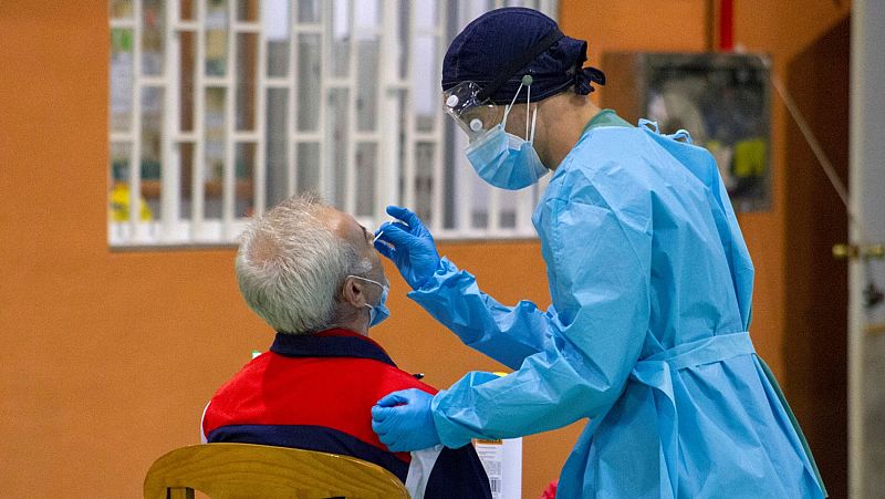 Andalucía detecta cinco casos de la variante británica del coronavirus y estudia otros cuatro