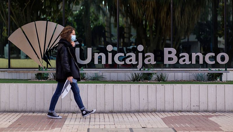 Unicaja y Liberbank destinarán 378 millones para realizar ajustes en su plantilla y oficinas tras la fusión