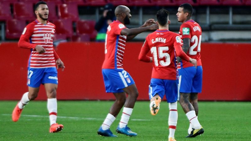 El Granada remonta al Valencia en un accidentado partido