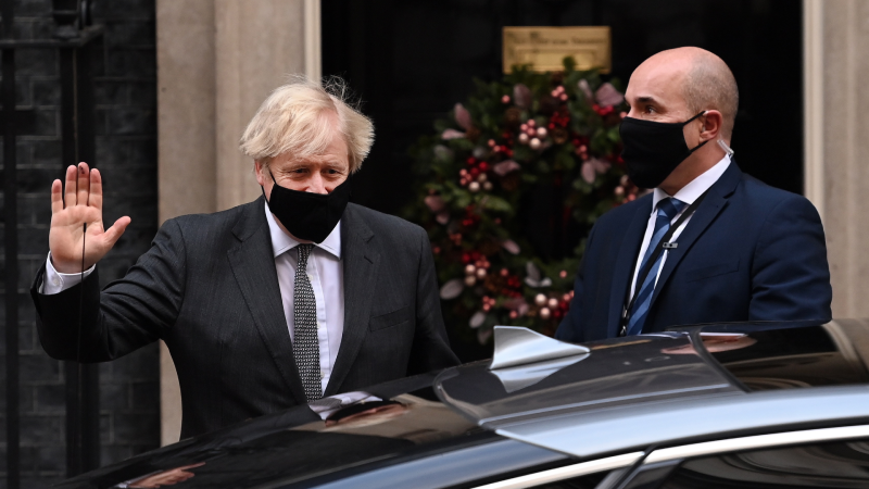Johnson firma el acuerdo comercial post-Brexit tras su aprobación en el Parlamento británico