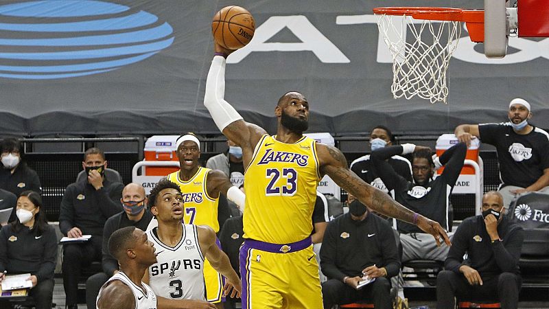 LeBron James celebra su cumpleaLeBron James celebra su cumpleaños con una exhibición en la victoria ante los Spurs