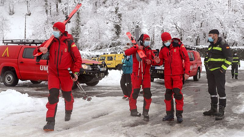 Localizado el cadáver de uno de los dos operarios desaparecidos tras un alud en el puerto de San Isidro