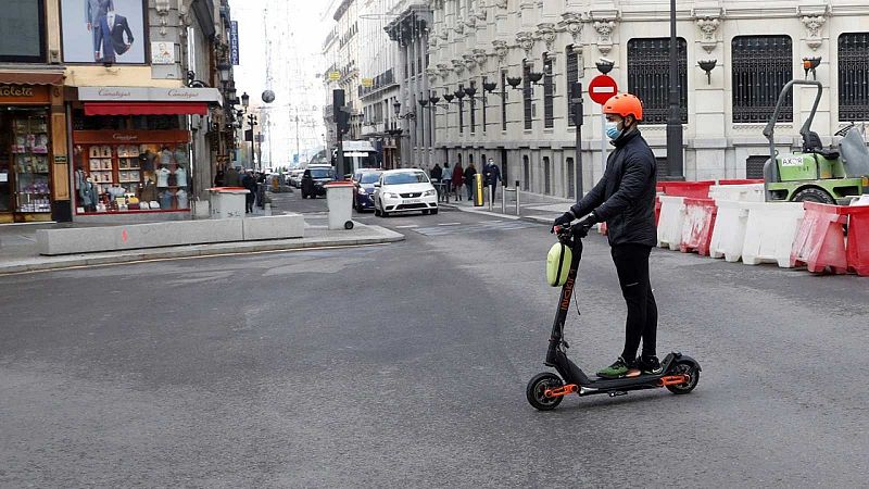 Los patinetes, fuera de las aceras y a no más de 25 km/h desde este sábado