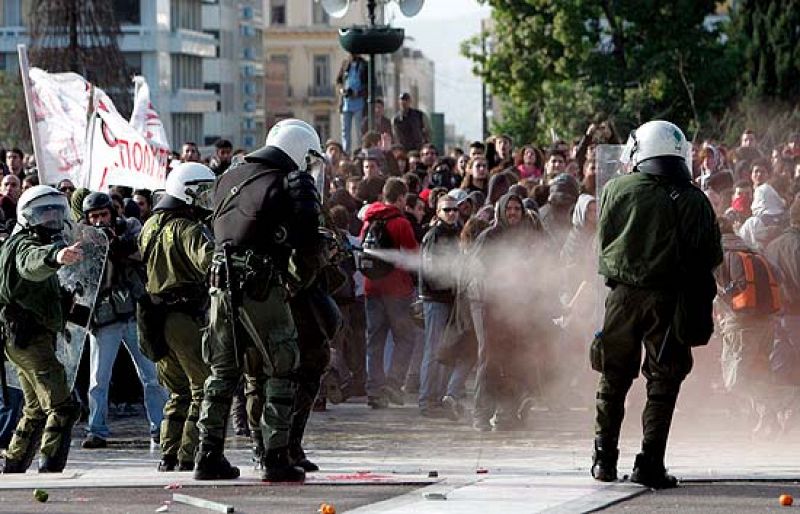 Un grupo de jóvenes ataca el despacho del Policía que mató al joven en Atenas