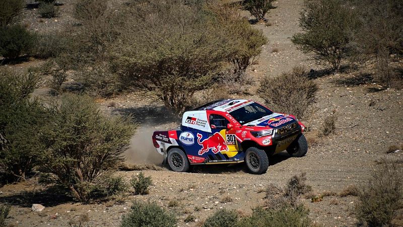 Al-Attiyah gana la etapa y Peterhansel arrebata el liderato a Sainz en coches