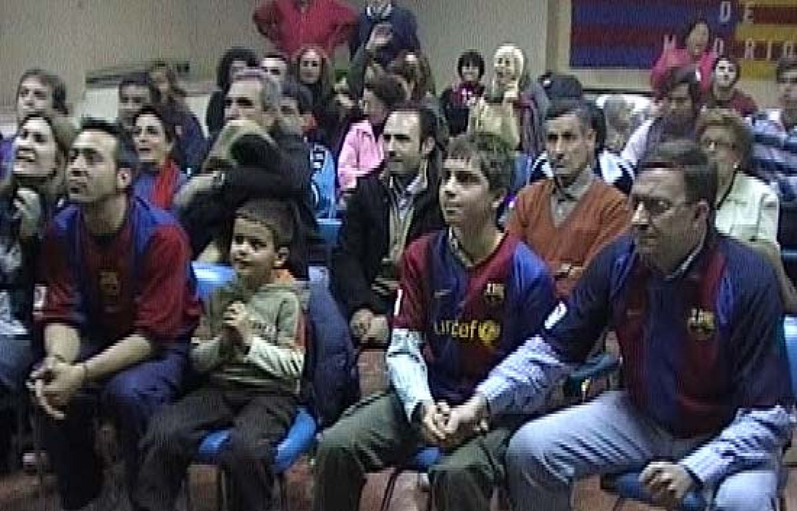 De esta manera se ha vivido el clásico por parte de ambas aficiones. Tras el partido era evidente cual de los dos equipos se llevo el gato al agua.
