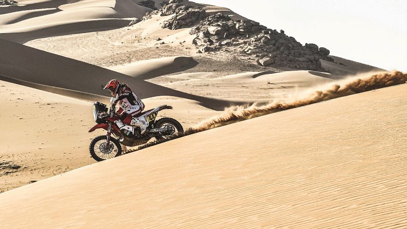 Toby Price le gana el pulso por la etapa a Benavides y Barreda paga abrir pista