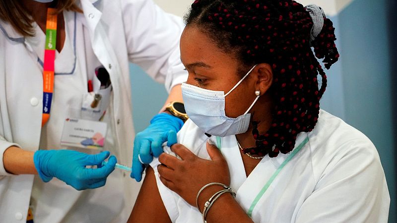 La Navidad deja los indicadores de coronavirus disparados, más restricciones y una nueva vacuna