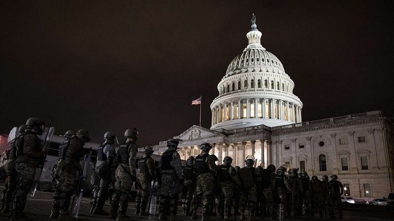 Cuatro muertos y 14 policías heridos durante el asalto al Capitolio de EE.UU.