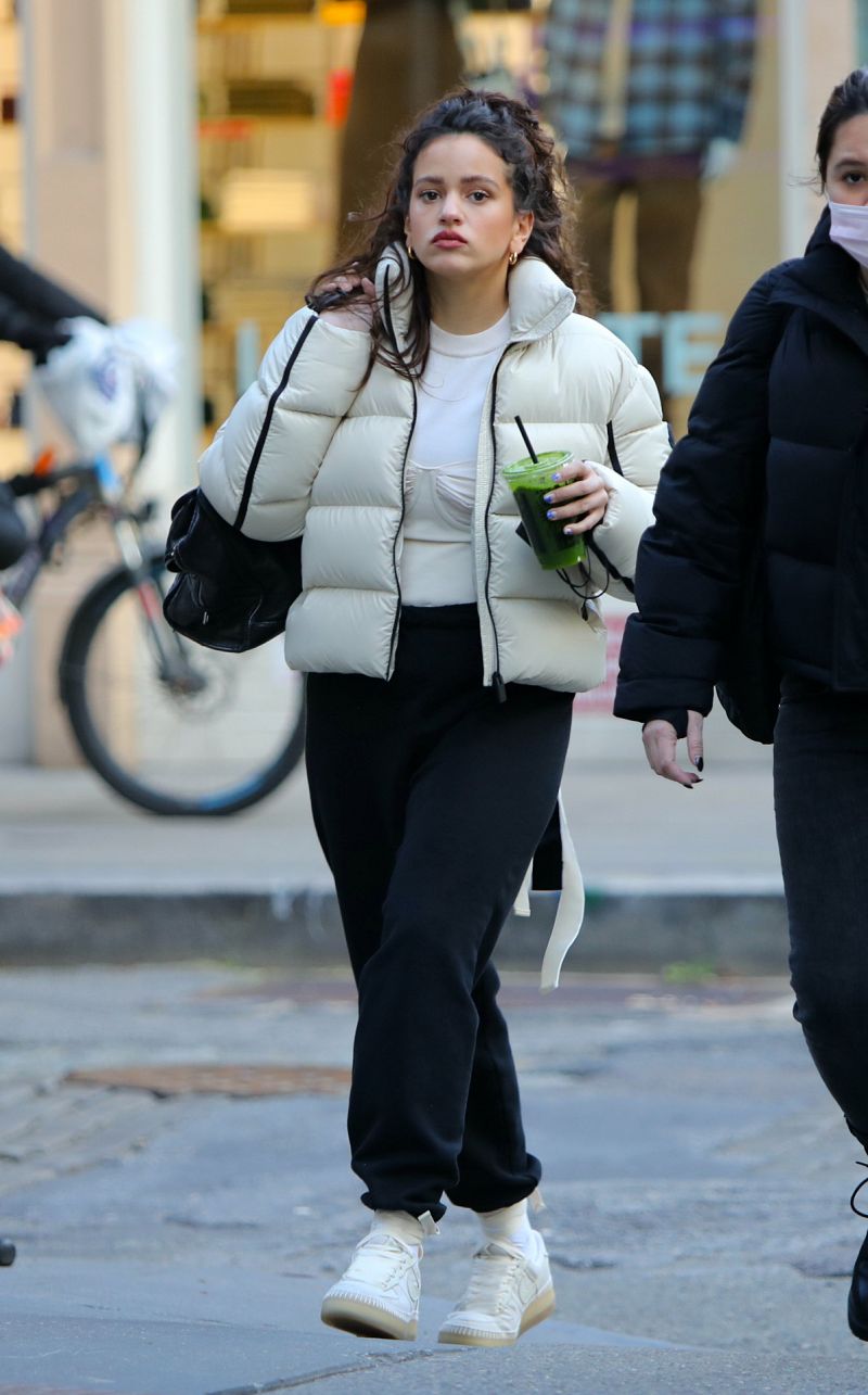 Rosalía sigue los pasos de Cristina Pedroche en la moda de invierno