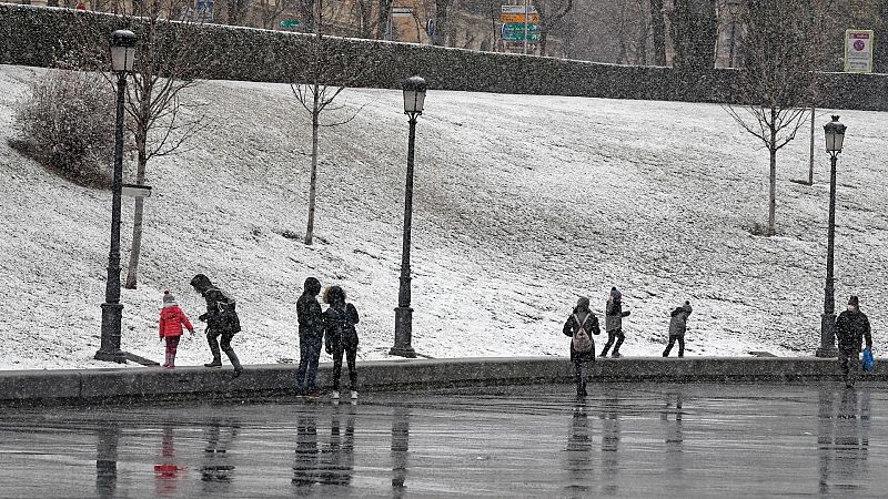 Nieva en Madrid: la Comunidad pide moverse "lo indispensable" ante un temporal que podría hacer historia