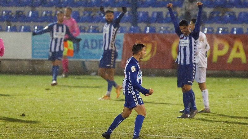 El Alcoyano elimina al Huesca y el Valencia golea para seguir en Copa