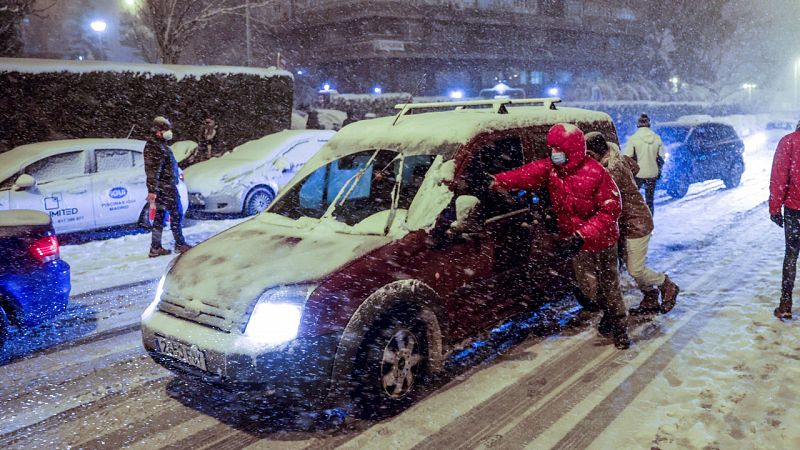El temporal que azota media España colapsa Madrid: la UME rescata a decenas de conductores atrapados