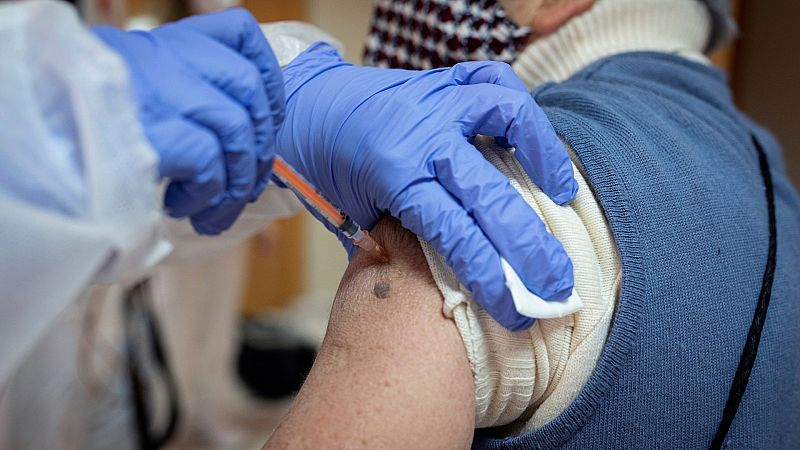 Familiares que se niegan a vacunar a sus mayores: ¿pueden decidir por ellos?