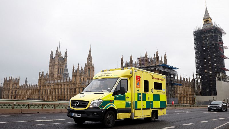 Reino Unido notifica 1.325 muertos, cifra récord en un día con los hospitales de Londres "al límite de su capacidad"
