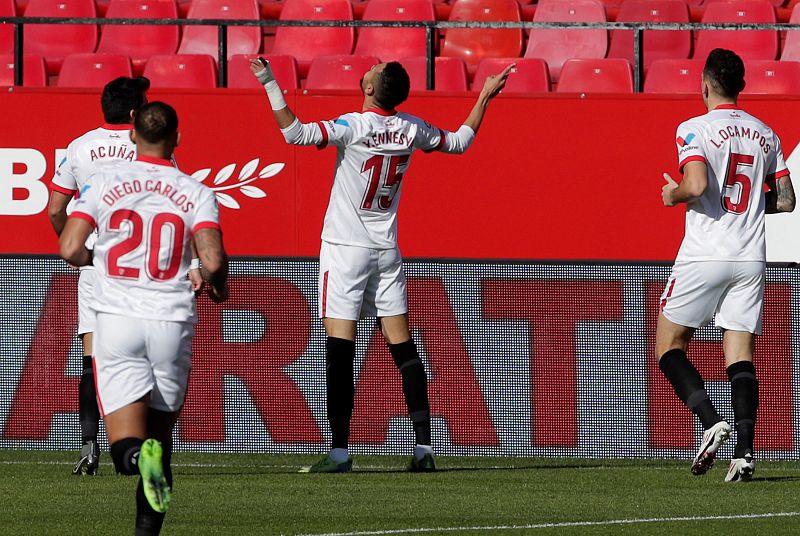 Tres goles de En-Nesyri dan los tres puntos al Sevilla ante la Real