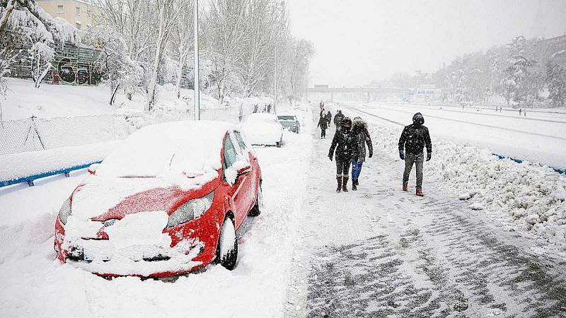 Consejos prácticos para el temporal: persianas bajadas, baterías cargadas y evitar ascensores