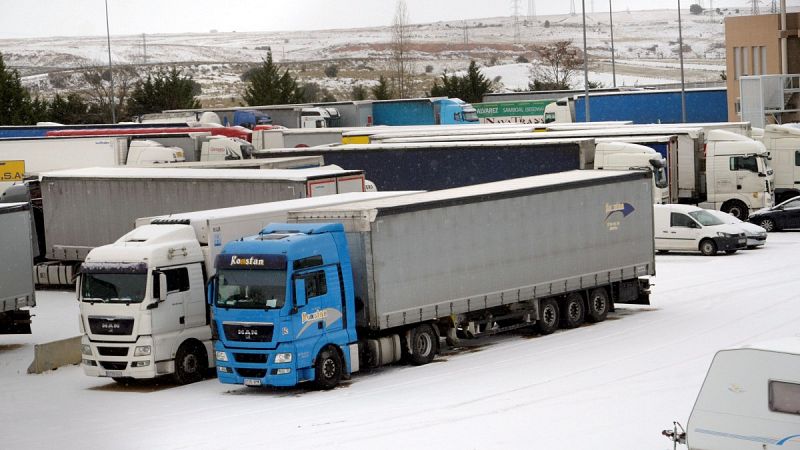 Tráfico desembolsa miles de camiones tras dos días bloqueados por la nieve: "Se nos acababa la comida"