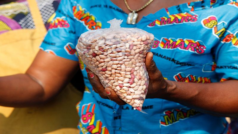 Pollo con salsa de cacahuete: una reflexión sobre la comida migrante