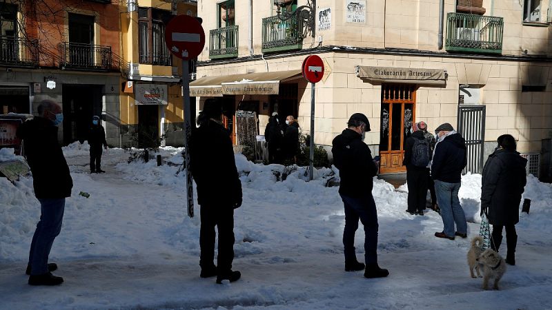 Largas colas y estanterías vacías en los comercios de Madrid