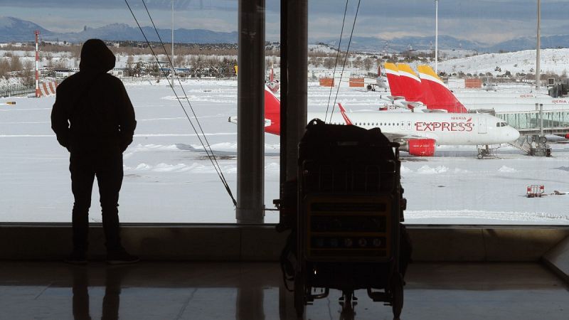 Pasajeros indignados tras dos días bloqueados en Barajas: "No sabemos si nuestras PCR valdrán o no"