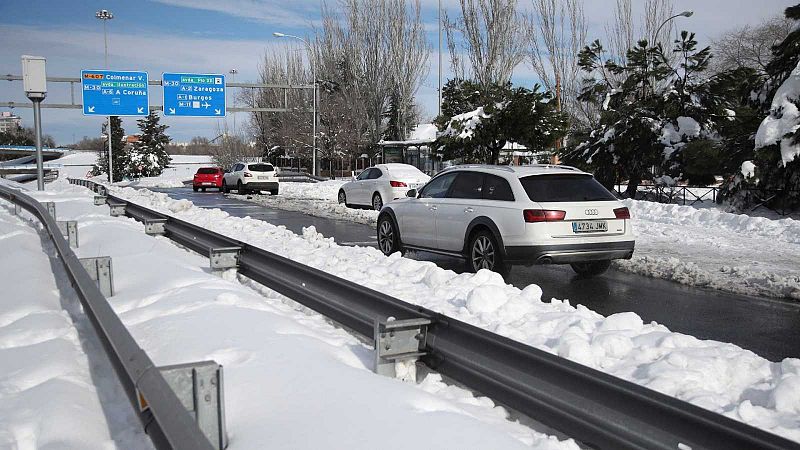 El hielo y la nieve dificultan el tráfico en 546 carreteras del país y Barajas ya opera vuelos desde la T1