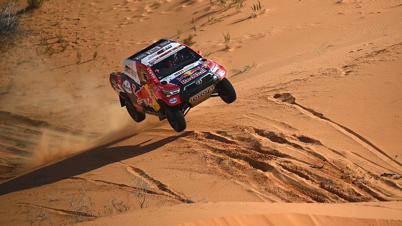 Al-Attiyah bate en el mano a mano a Sainz y Peterhansel se deja 3 minutos