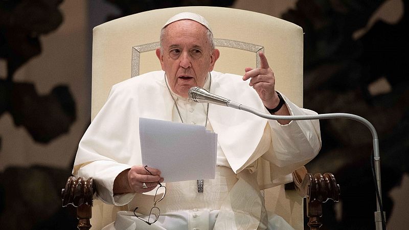 El papa Francisco autoriza que las mujeres puedan dar la comunión y leer textos en misa