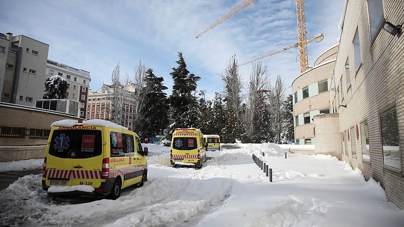 Madrid suspende las inhumaciones y prioriza la recogida de fallecidos: "El cuerpo de mi padre está tendido en el sofá"