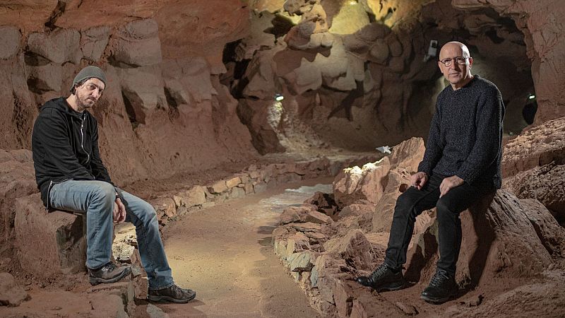 Emilio Bueso presenta en 'Página Dos' su nueva novela de la trilogía 'Los ojos bizcos del sol'