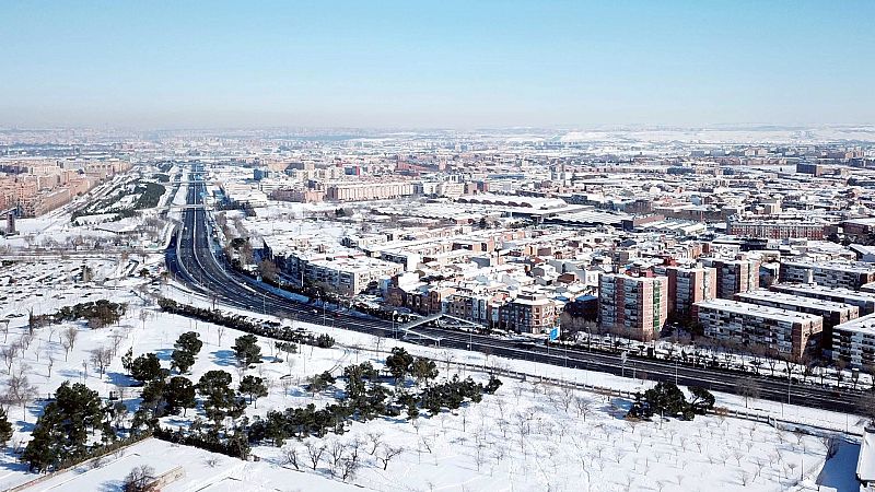 El transporte se recupera gradualmente pero más de 450 carreteras siguen con problemas de circulación