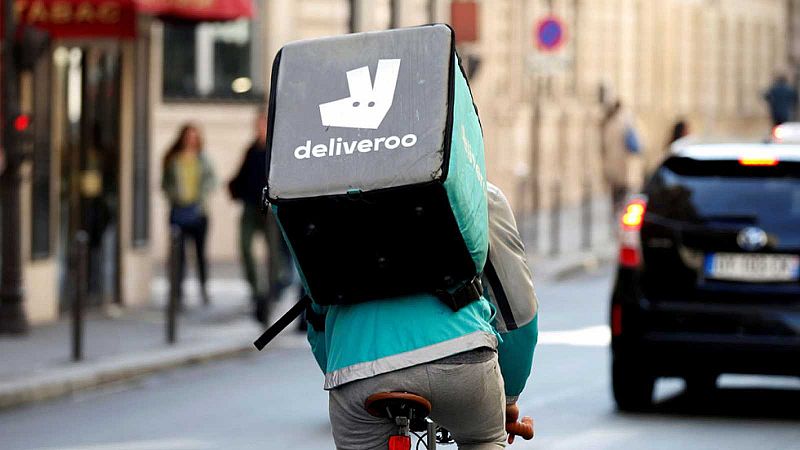 Un juzgado de Barcelona dictamina que 748 repartidores de Deliveroo son falsos autónomos