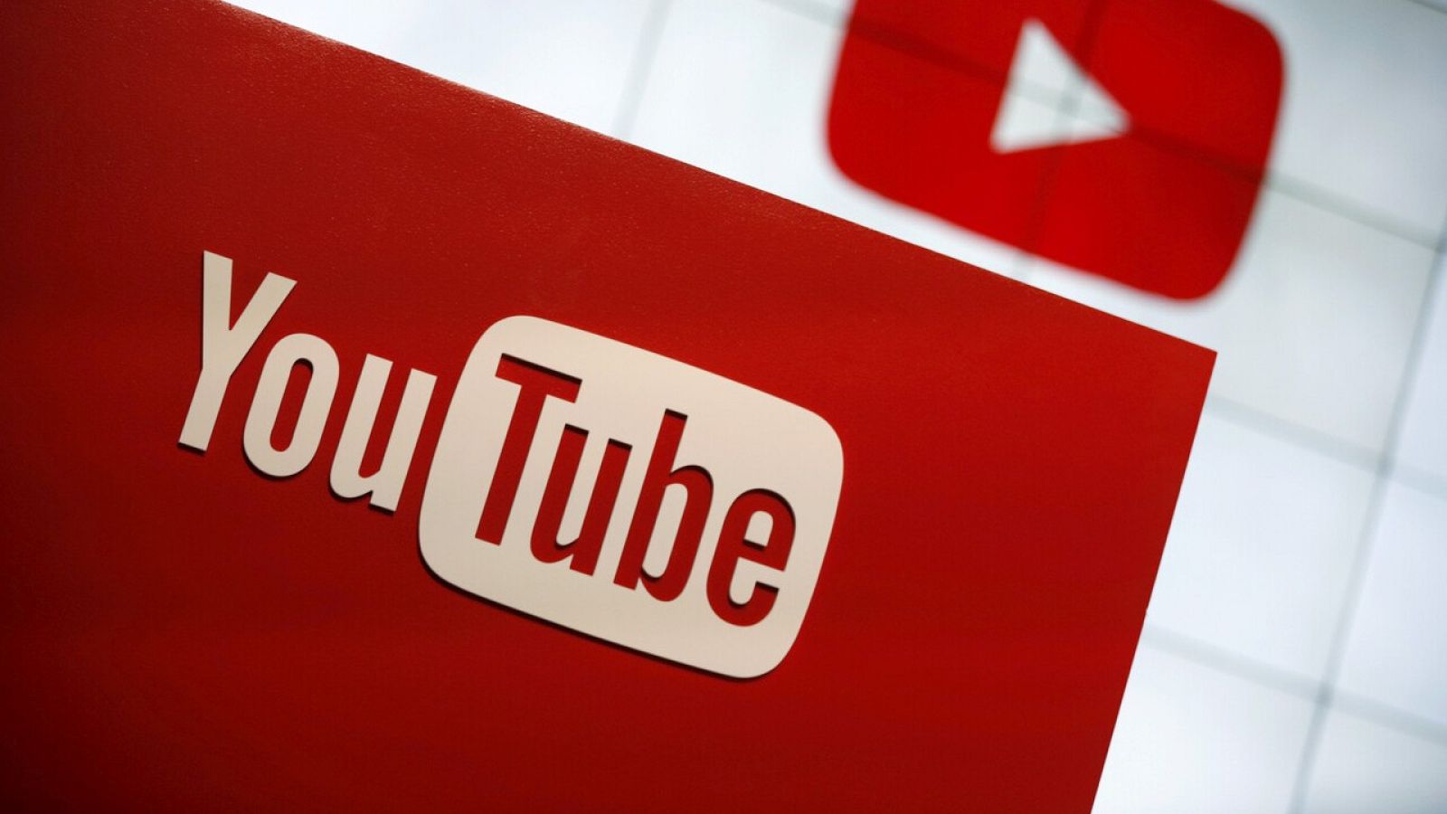 Youtube se une a otras redes sociales y suspende la cuenta de Donald Trump