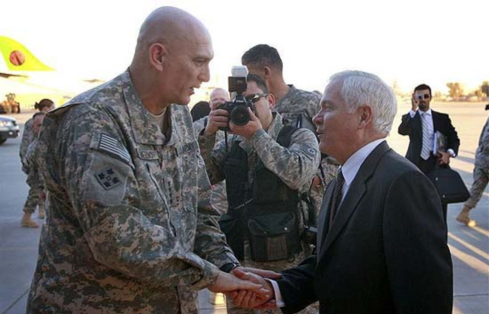 Robert Gates visita Irak a los cinco años de la caída de Sadam
