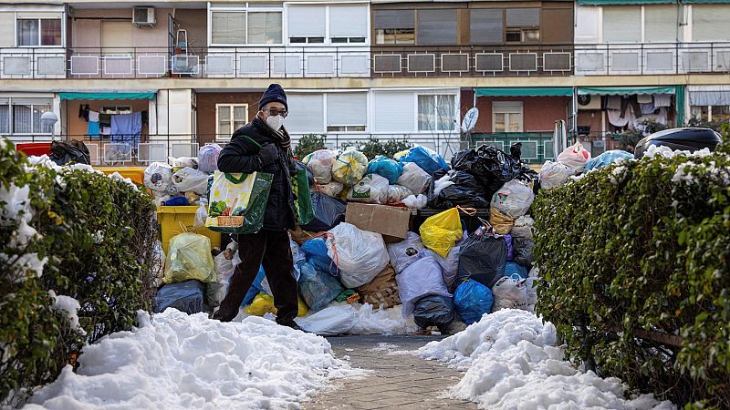 Madrid, seis días después de la gran nevada: "Mi calle es una placa de hielo y hay montañas de basura de dos metros"