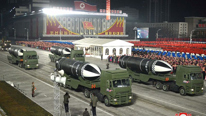 Corea del Norte exhibe un nuevo misil balístico submarino durante un desfile militar