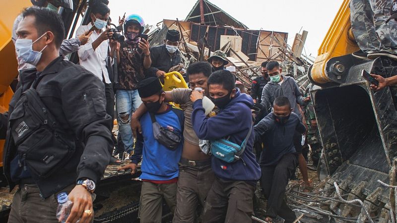 Un terremoto en Indonesia deja al menos 42 muertos y cientos de heridos
